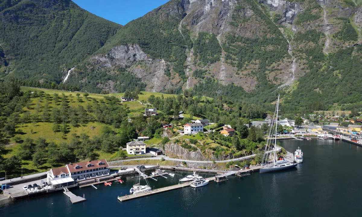 How to get from Aurland to FLM?
