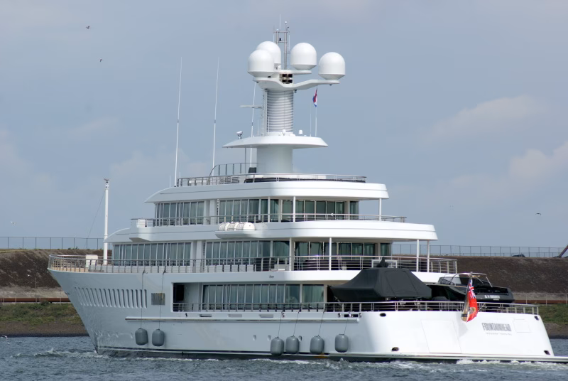 Who owns Fountainhead yacht?